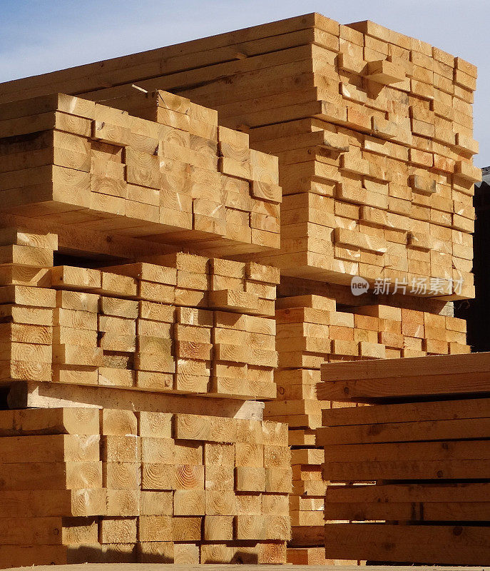 木材/木材场的图像，成堆的木板/柱子